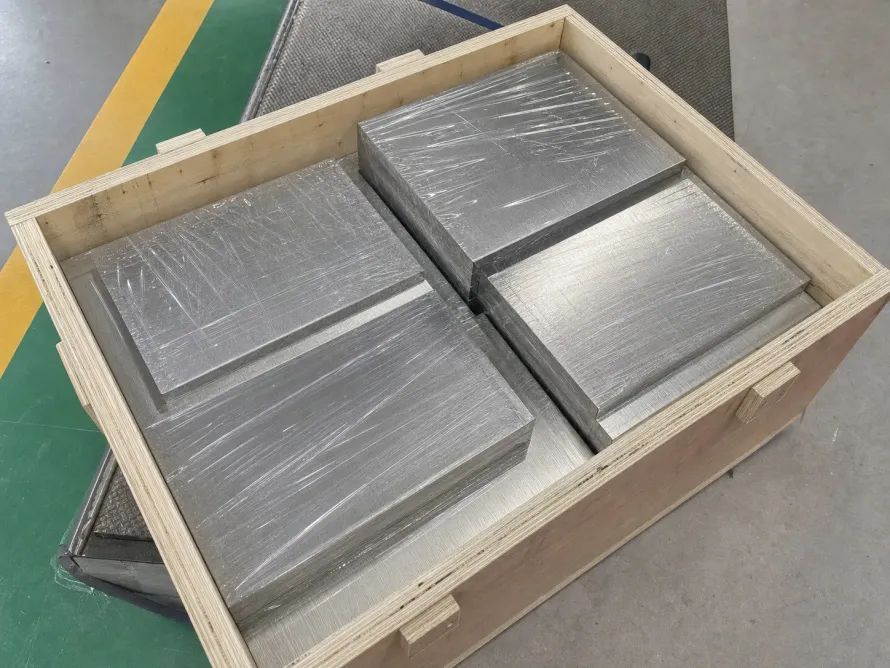 Metallplatten in einer offenen Holzkiste gestapelt