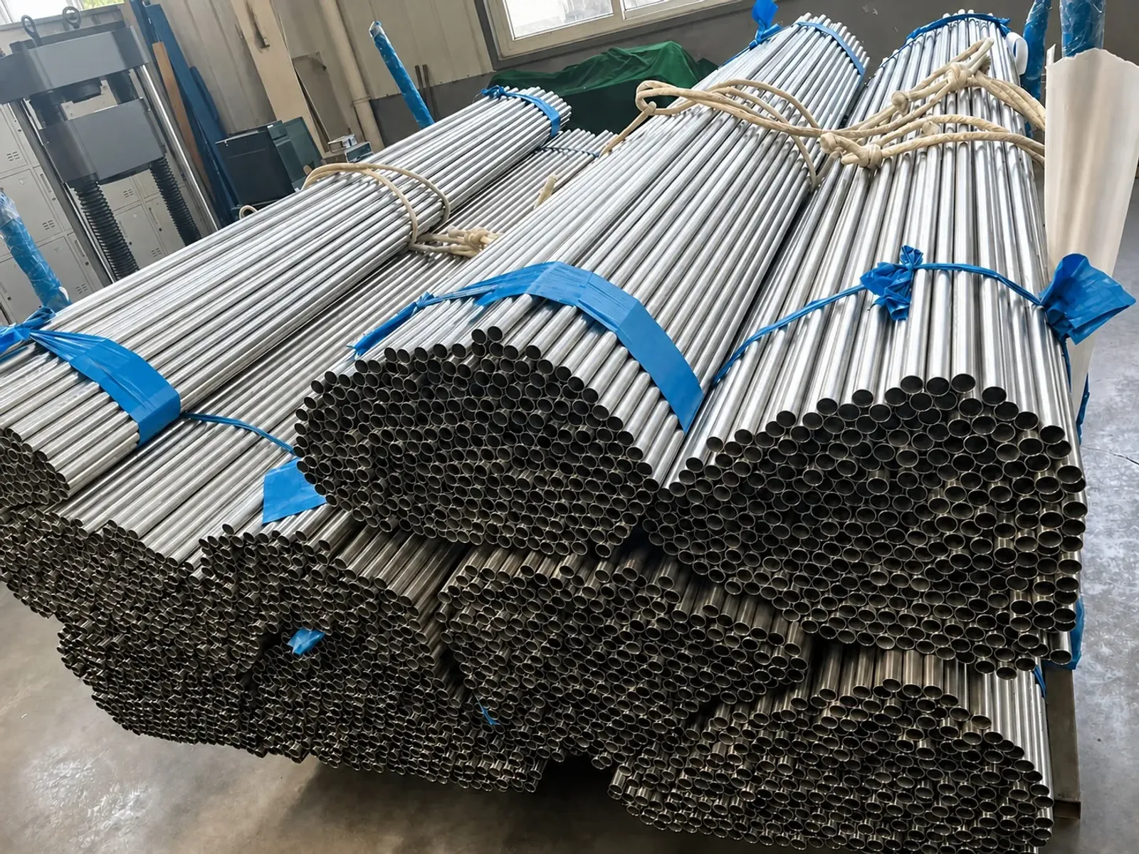 User-supplied titanium tube bundles represent the product form affected by hot-extrusion lubrication; they are not specimens from the study.