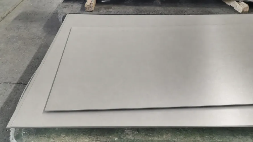 Flache Titanplatten mit sauberen Oberflächen und sichtbaren geraden Kanten