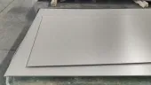 Mehrere flache Titanplatten auf einem Werkstatttisch