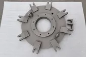 Ein reales bearbeitetes Titanbauteil steht für die Titanseite einer Hybridarchitektur; es ist nicht die Forschungsprobe.