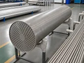 Titan-Wärmetauscherkörper mit Rohrboden neben geraden Rohren
