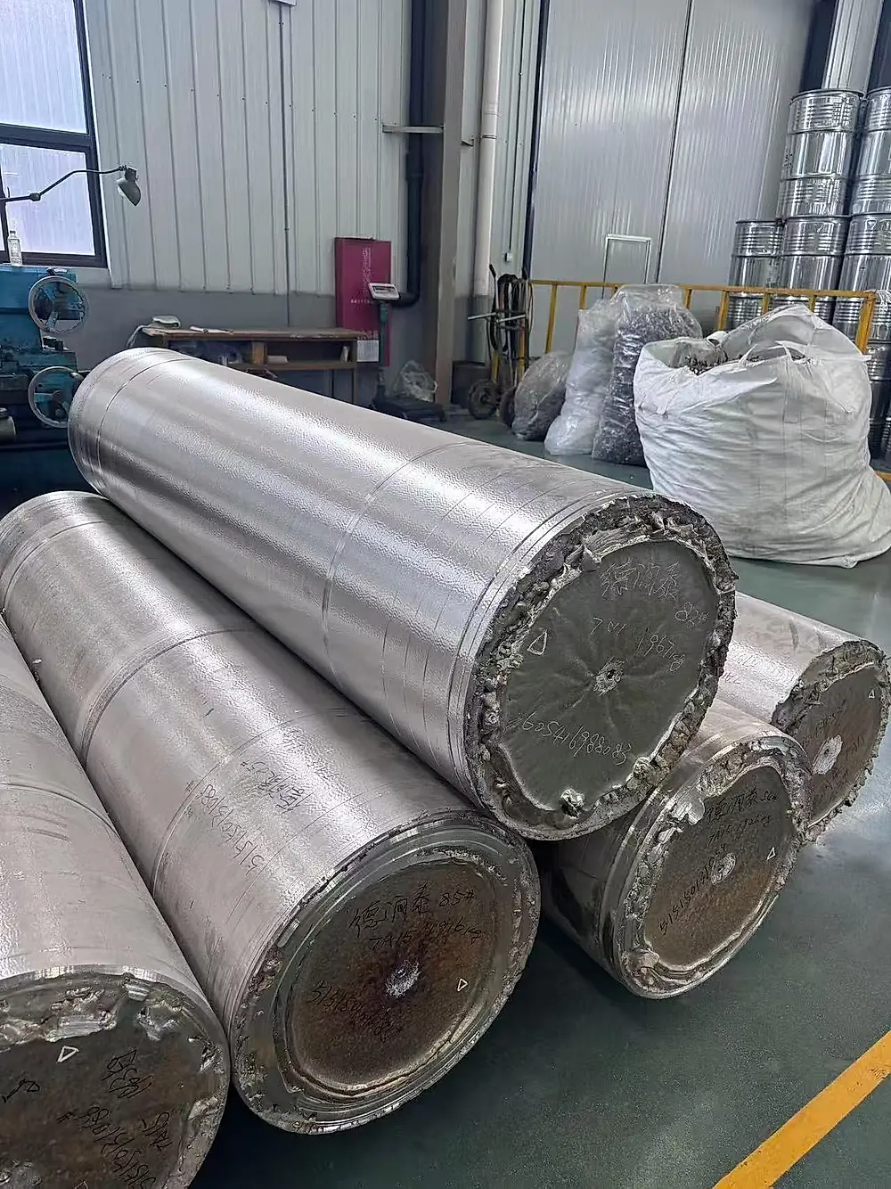 Large-diameter VAR-melted titanium ingots with heat-number traceability