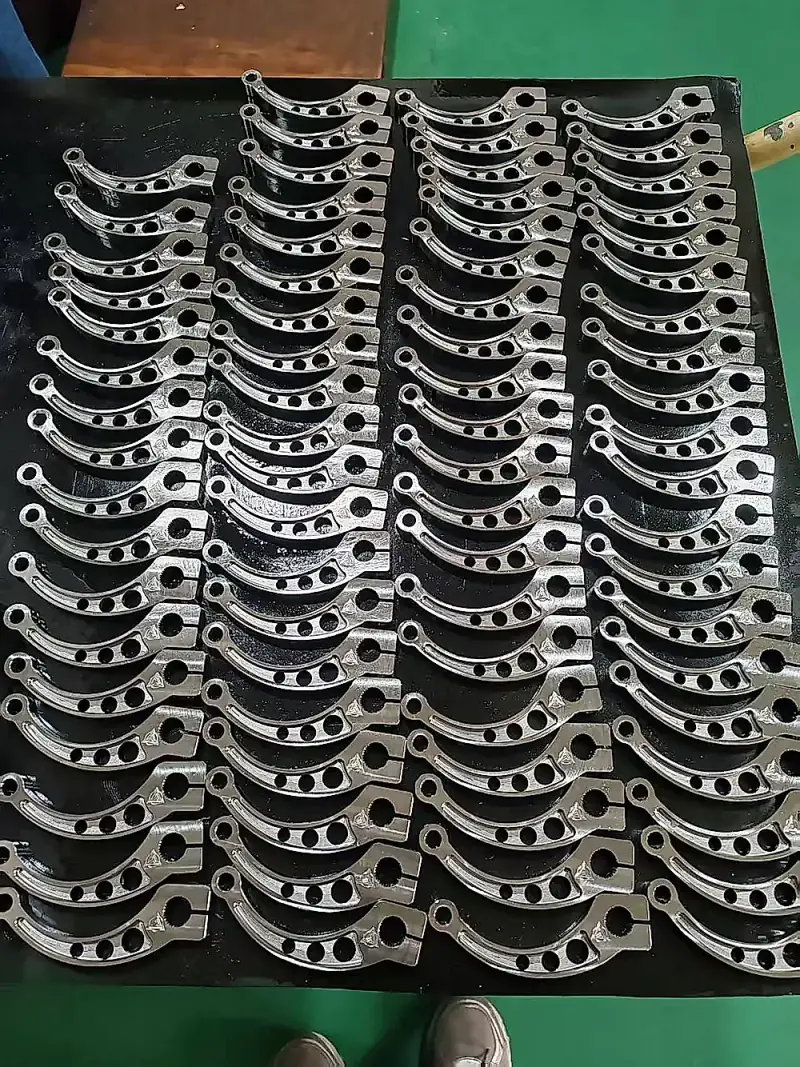 Партия прецизионно обработанных дугообразных титановых деталей