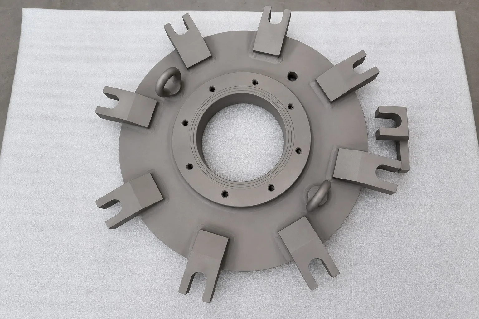 Ein vom Nutzer bereitgestelltes gefertigtes Titanbauteil steht für die kontrollierte dreidimensionale Geometrie, die vor dem Einsatz als Phase einer Hybridstruktur verifiziert werden muss; es ist nicht die Forschungsprobe.
