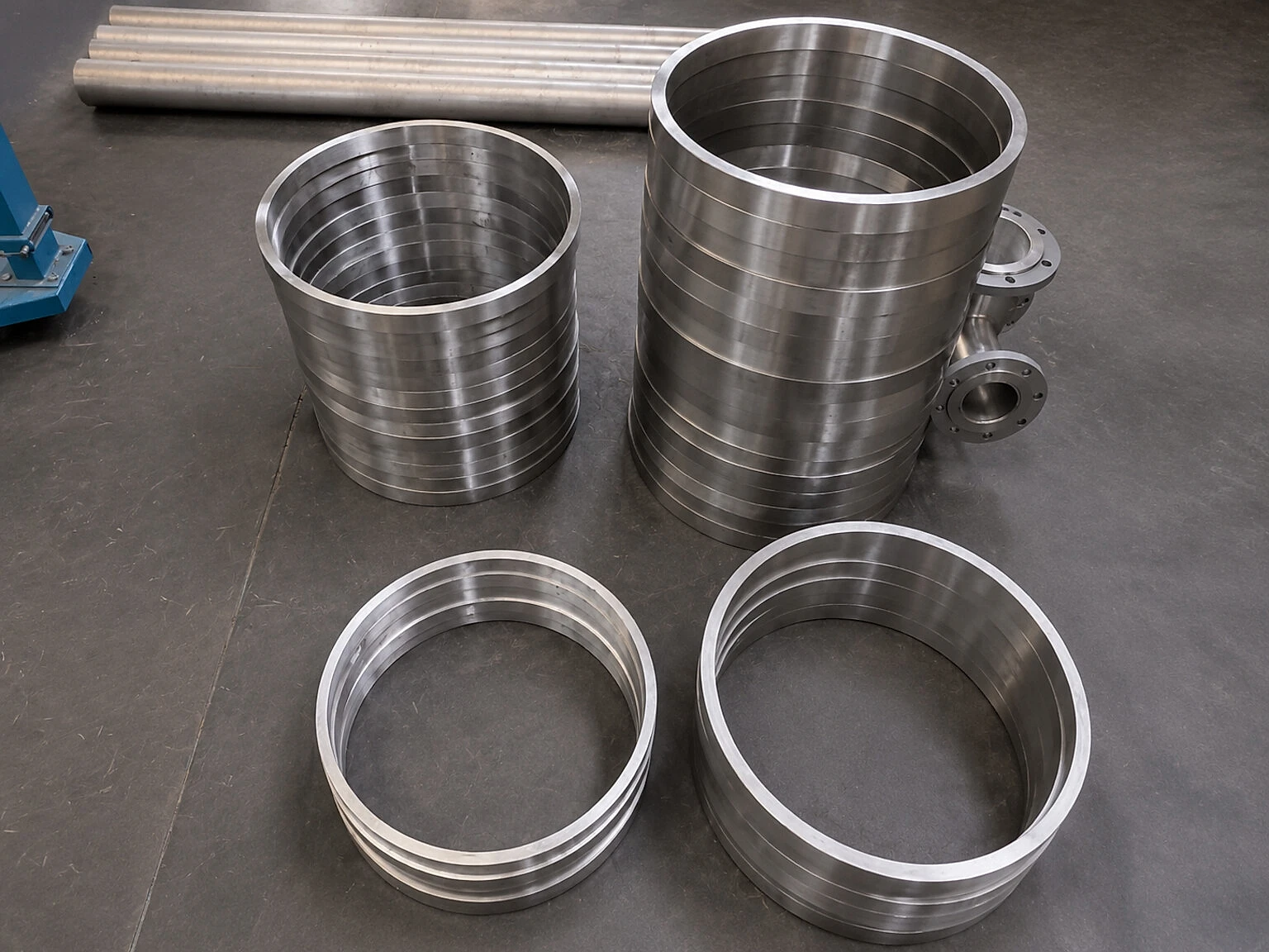 Lote de anillos mecanizados similares al titanio y barras, mostrando por qué la evidencia de familia de producto debe vincularse a la función de la pieza y a la autoridad de liberación.