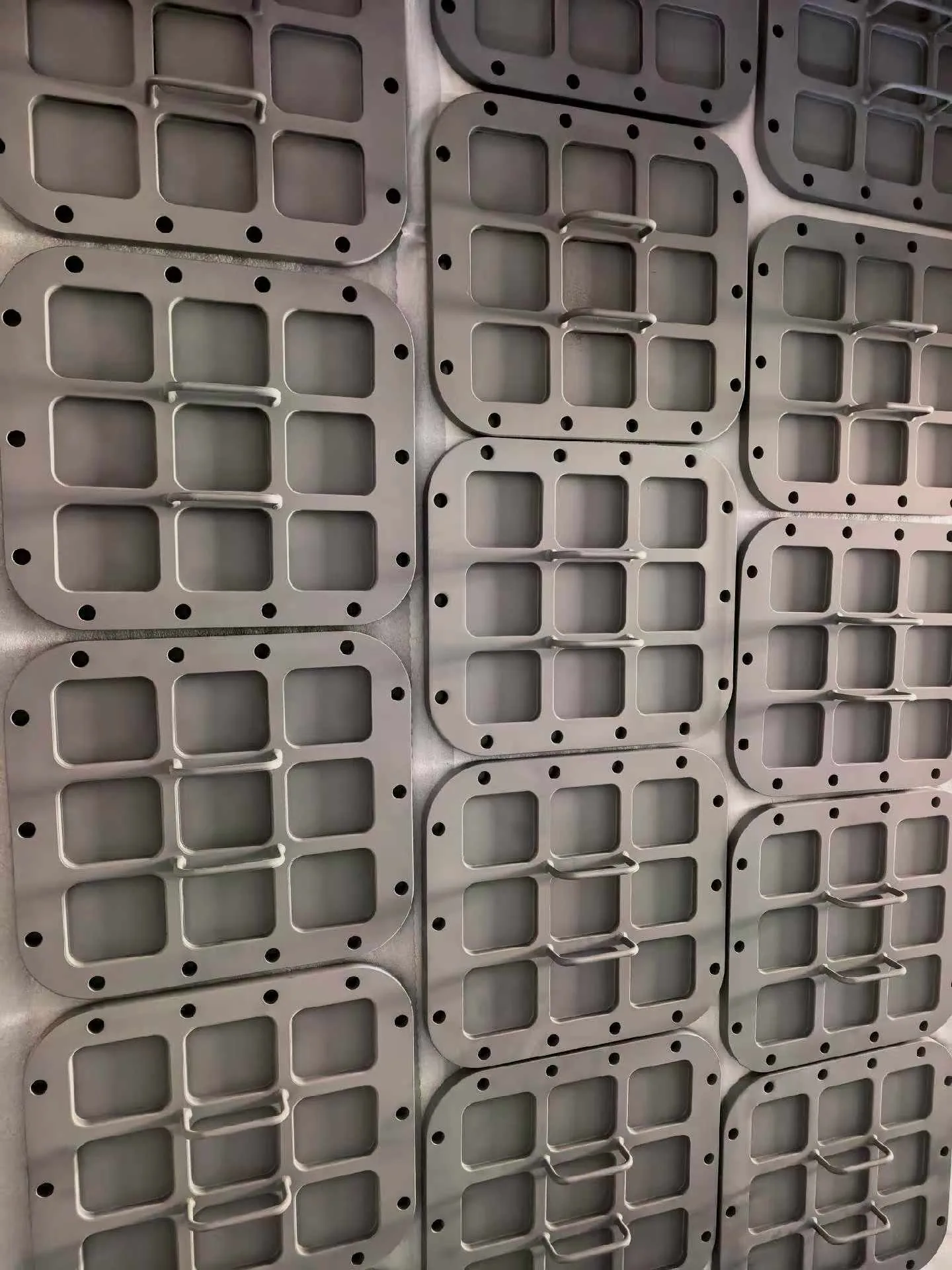 User-supplied titanium plate products illustrate the inspection surface and geometry context; they are not specimens from the cited study.