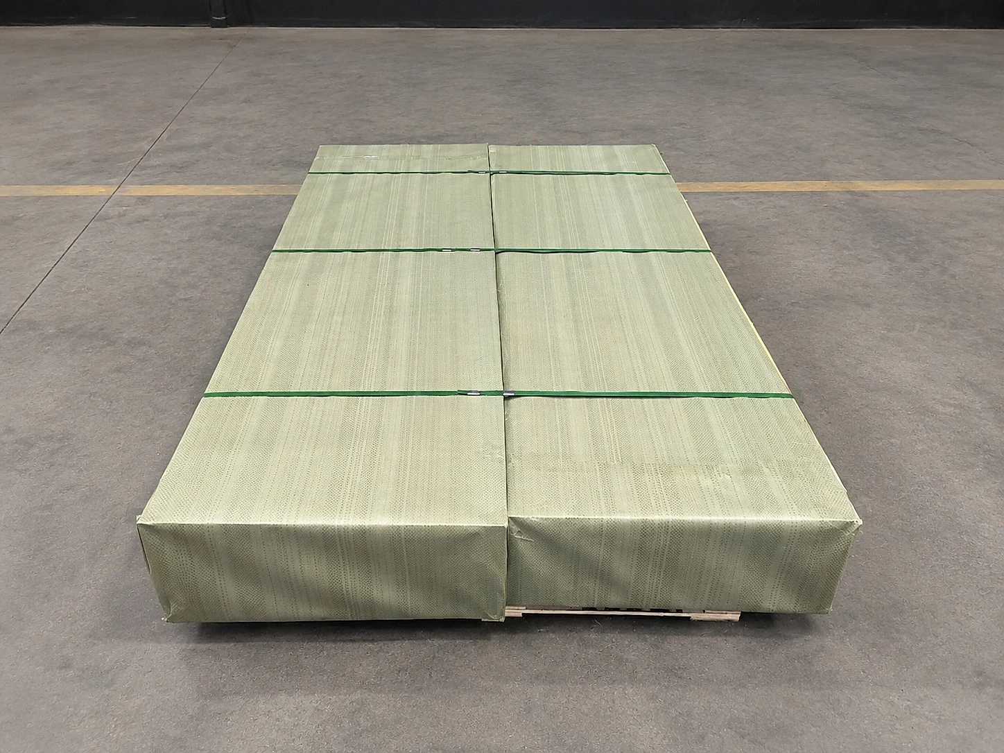 Verpackte Titan- oder Blechprodukte auf einer Palette, die verdeutlichen, dass strategische Versorgungsnachweise mit Charge, Verpackung, Versand und Freigabedokumentation reisen müssen.