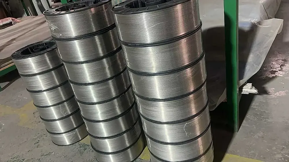 Primer plano de bobina de alambre de titanio