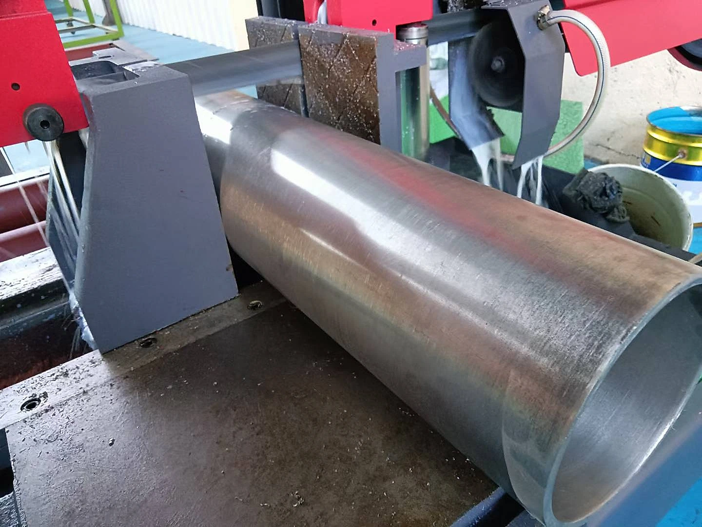 Sección transversal de un tocho de titanio Grade 5 de pared gruesa que muestra un espesor de pared de 55 mm y un taladro de precisión