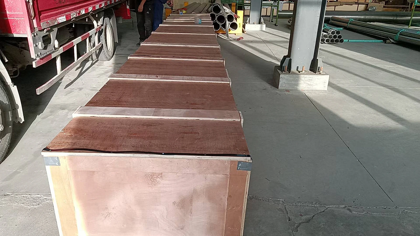 Tochos de titanio Grade 5 de pared gruesa apilados en almacén, mostrando múltiples piezas con espesor de pared visible