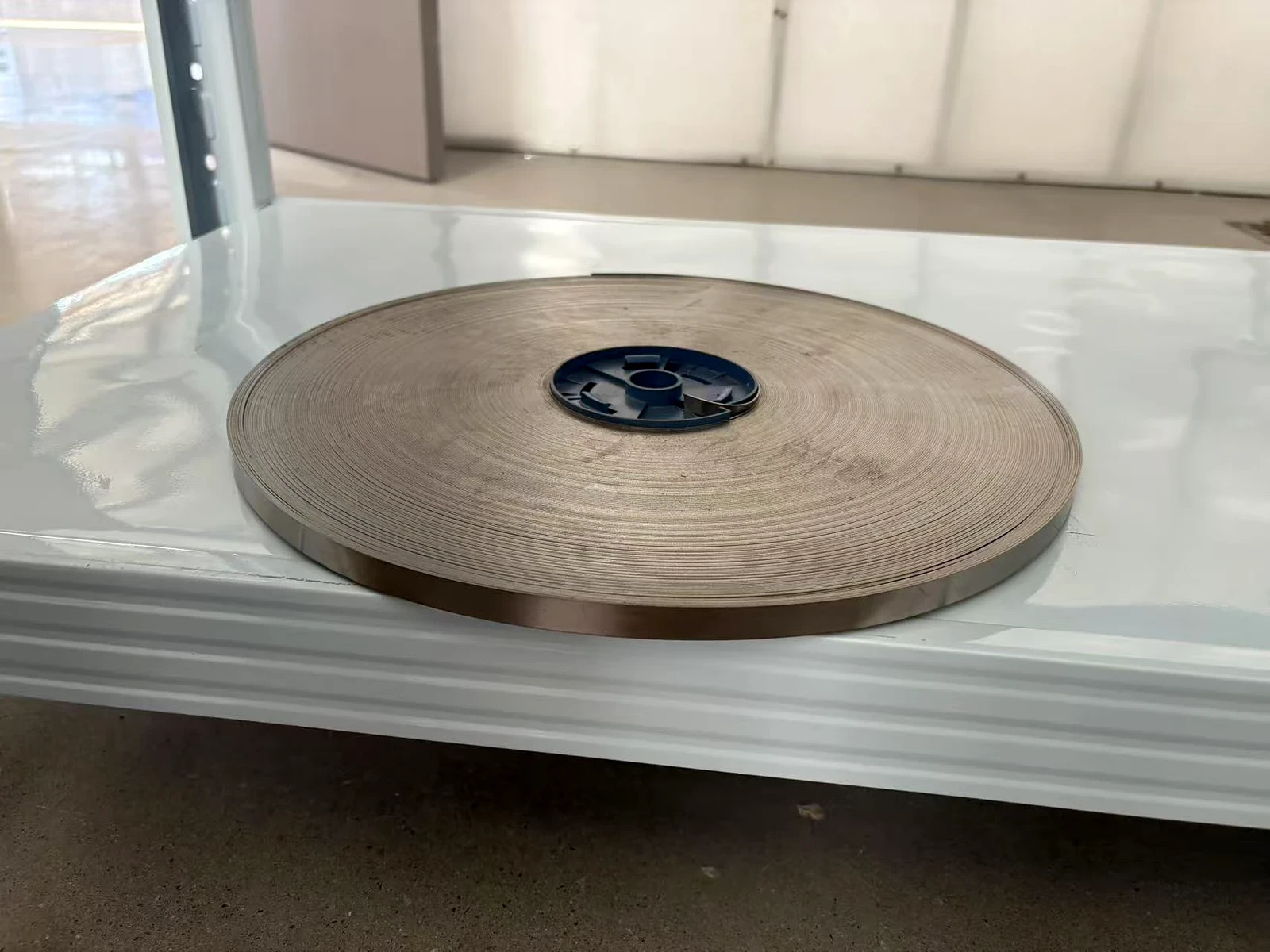 Coil aus Stromverteilerband aus Titan auf einer Spule