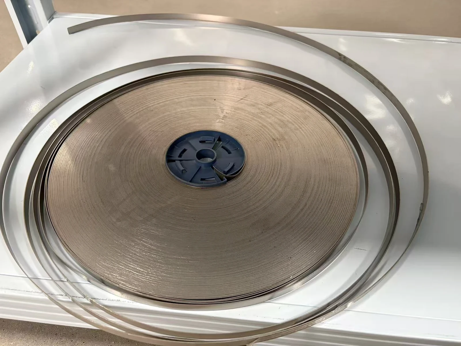 Coil aus Stromverteilerband aus Titan mit losen Windungen, die das Band zeigen
