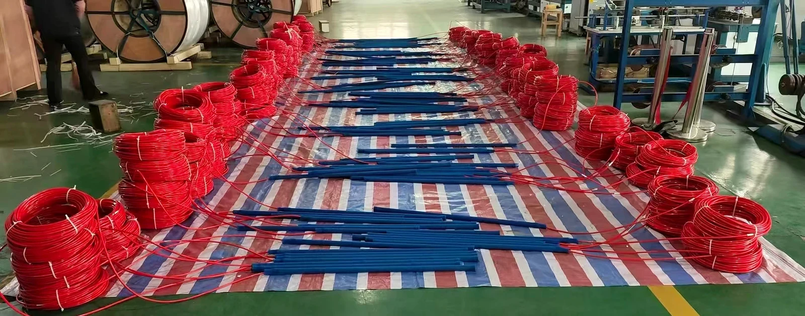 Rohranoden mit beidseitig angeschlossenen Anschlusskabeln, vor dem Verpacken ausgelegt